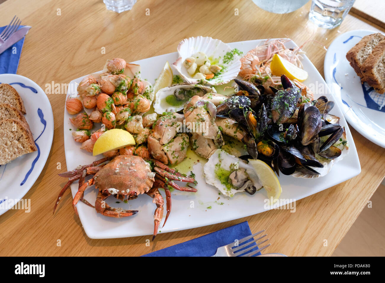 Café Fish Roast, le plateau de fruits de mer plat au Café Poisson dans Tobermory sur l'île de Mull en Ecosse. Banque D'Images