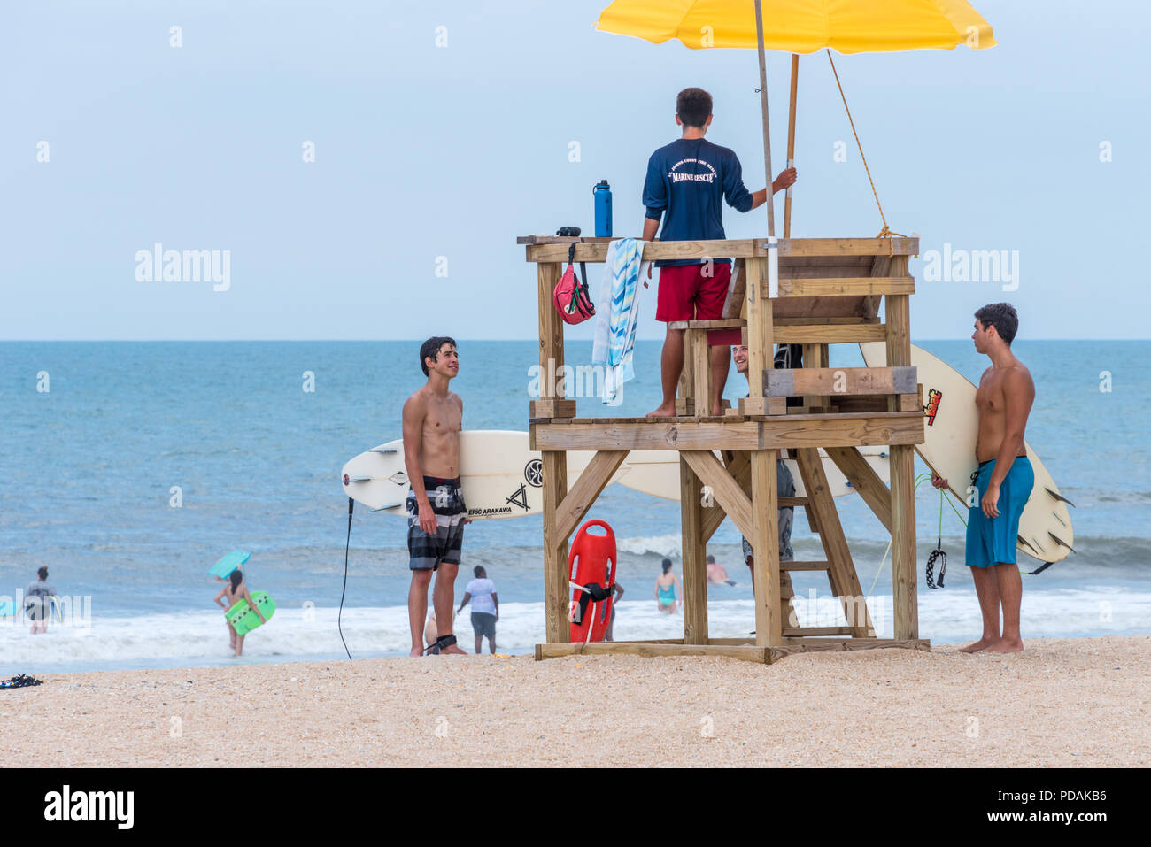 Lifeguard et surfeurs de St Augustine Beach sur l'Île Anastasia à Saint Augustine, en Floride. Banque D'Images