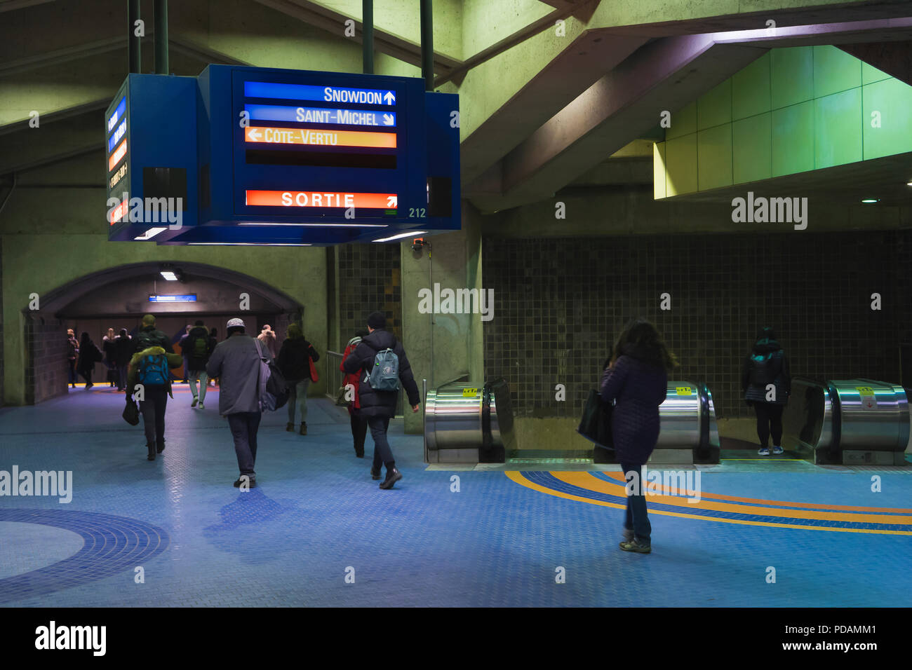 Les voyageurs se déplaçant dans la station de métro Jean-Talon, Montréal, province de Québec, Canada. Banque D'Images
