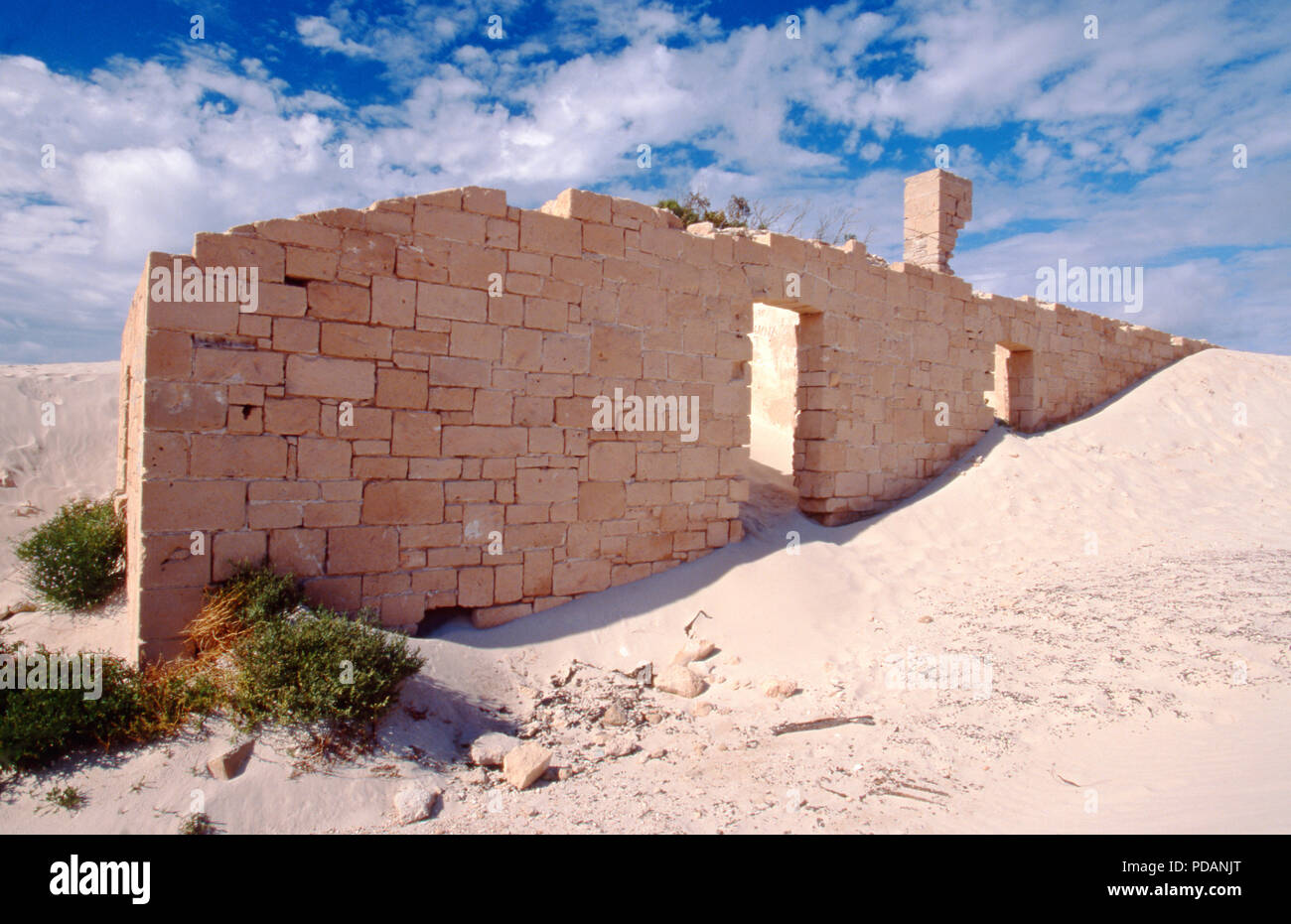 Ancienne station télégraphique ruines partiellement enterré en empiétant DUNES DE SABLE, LE PARC NATIONAL EUCLA, CÔTE SUD, l'ouest de l'Australie. Banque D'Images