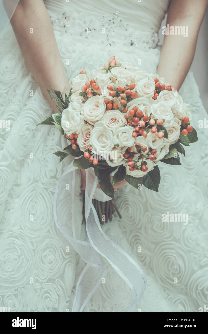 Vue rapprochée de beau mariage bouquet coloré dans la main d'une jeune mariée et symbole de l'amour Banque D'Images Vue rapprochée de beau mariage bouquet coloré dans la main d'une jeune mariée et symbole de l'amour Banque D'Images