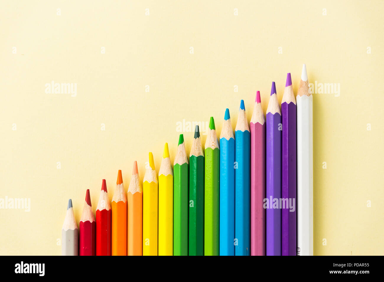 Concept d'affaires - Vue de dessus de crayon de couleur sur papier jaune arrière-plan. La croissance, l'équipe et l'organisation des concept. Banque D'Images