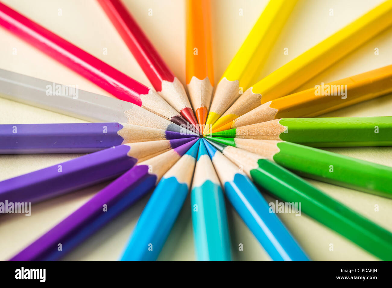 Concept d'affaires - Vue de dessus de cercle au crayon de couleur sur papier jaune arrière-plan, le travail d'équipe, unie et communication concept Banque D'Images