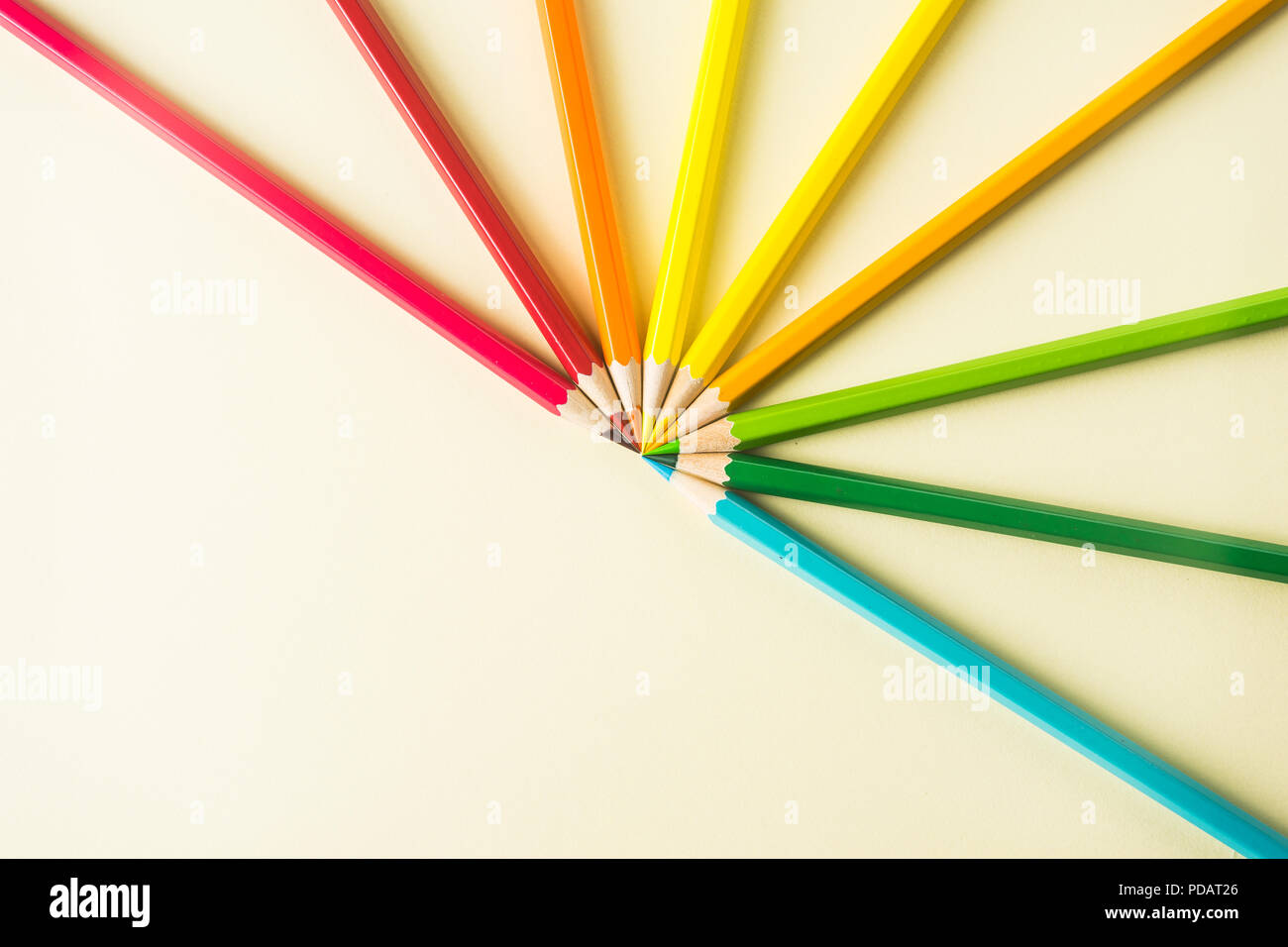 Concept d'affaires - Vue de dessus d'un demi-cercle au crayon de couleur sur papier jaune, l'arrière-plan d'équipe, l'organisation, de temps et de communication concept Banque D'Images