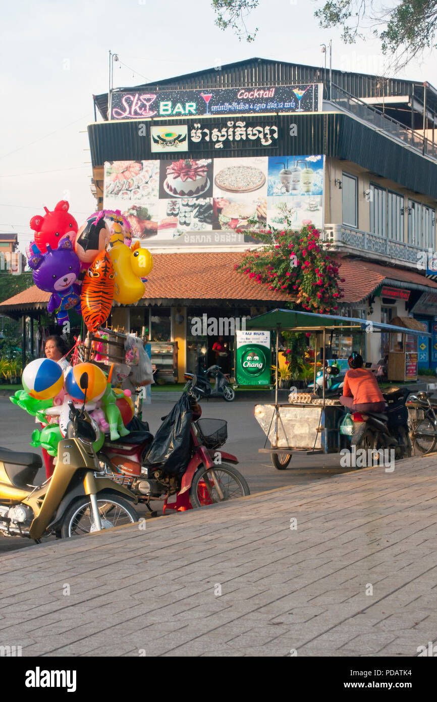 Ballons gonflables jouet et de l'alimentation de rue est en vente sur le Riverwalk près du fleuve Mékong à Kampong Cham, au Cambodge. Banque D'Images
