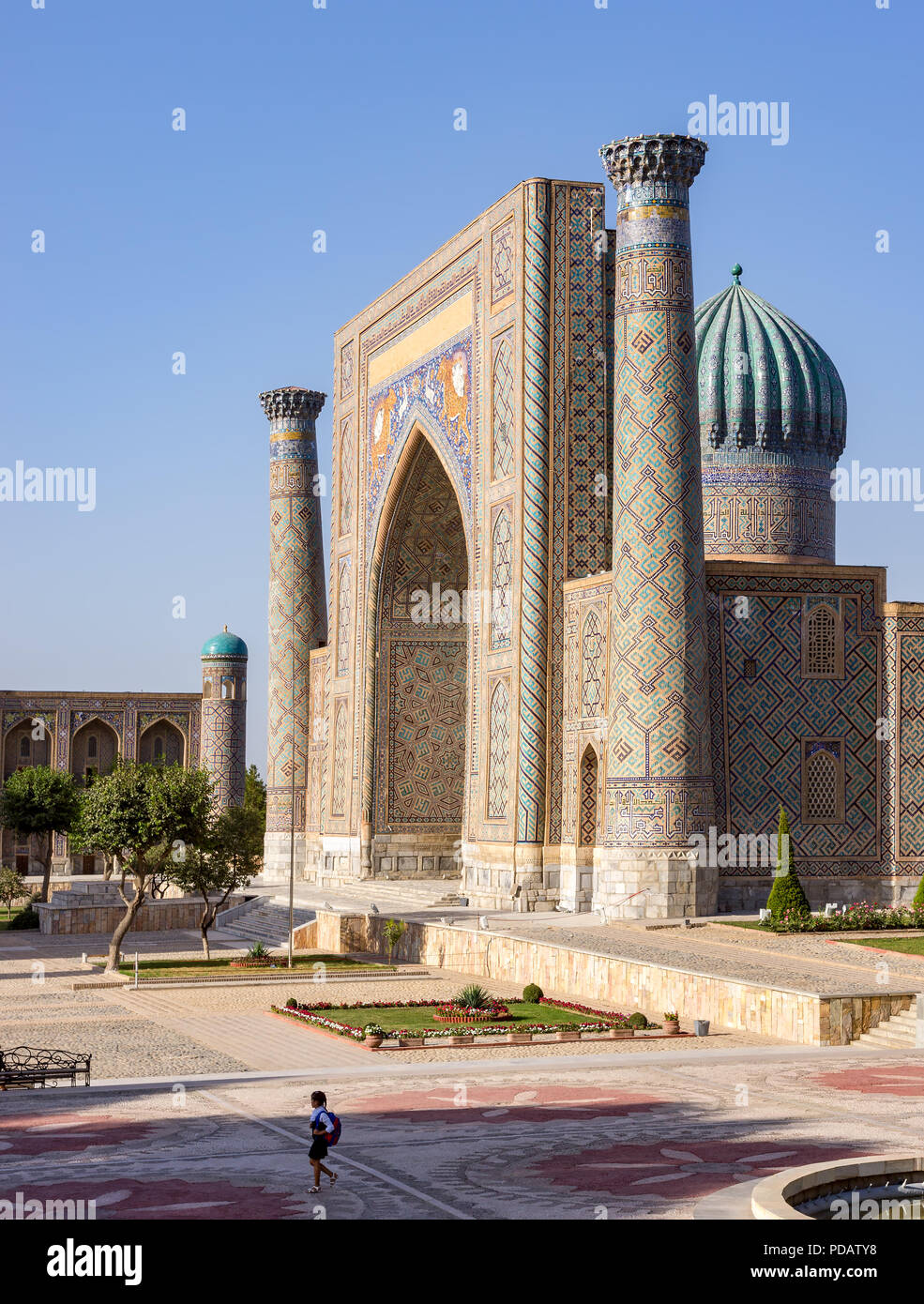 Seule fille de l'école balade le long de la place du Registan - Samarkand, Uz Banque D'Images