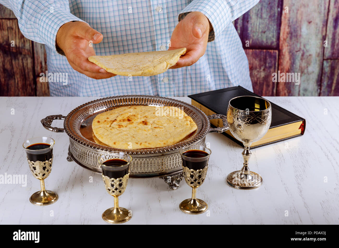 Vue de dessus de la sainte communion sur table en bois à l'église. Tasse de verre avec le vin rouge, la prière pour le pain Banque D'Images