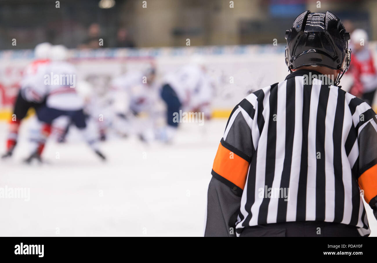 Arbitre de hockey sur la glace de regarder le match. Banque D'Images
