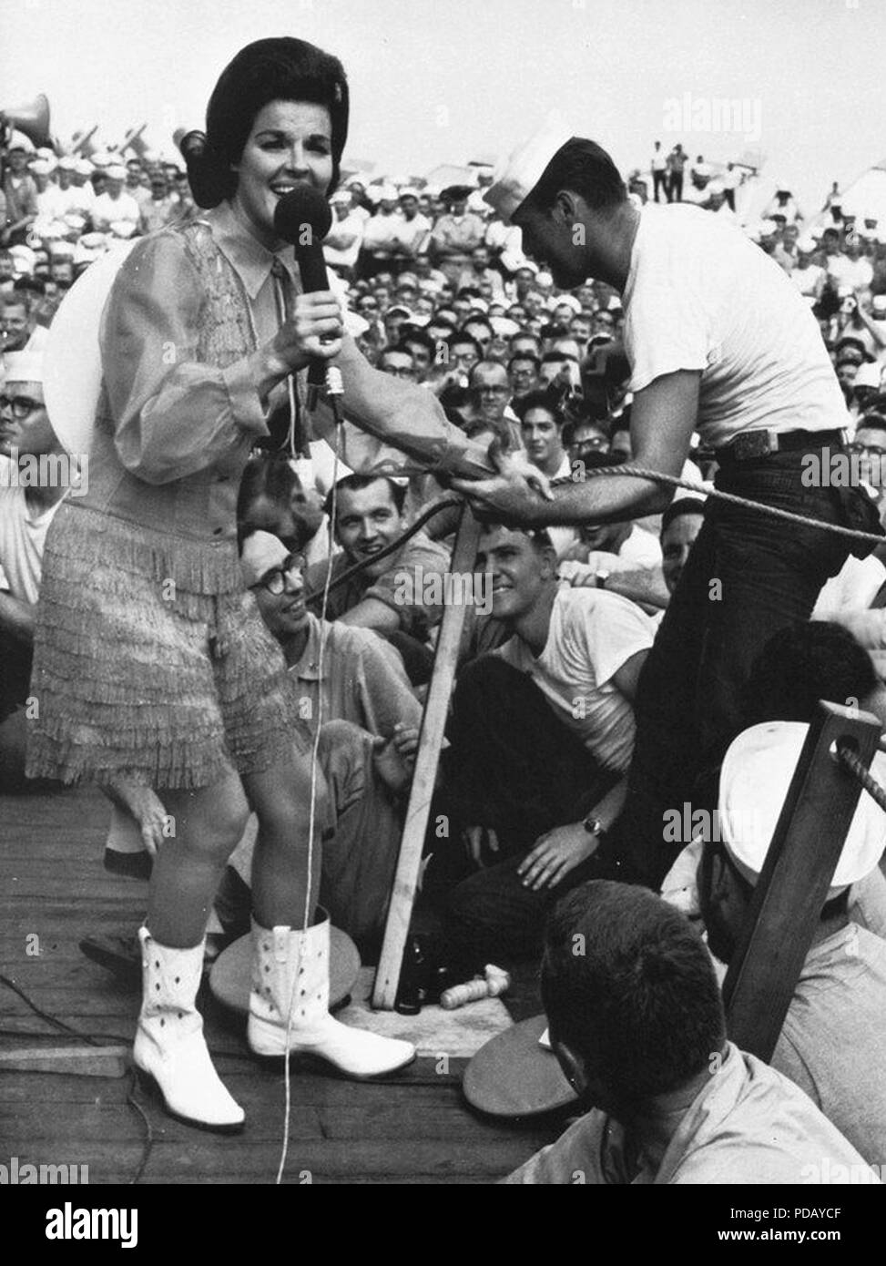 Anita Bryant d'un marin au cours de Bob Hope voir USS Ticonderoga (CVA-14) en décembre 1965. Banque D'Images