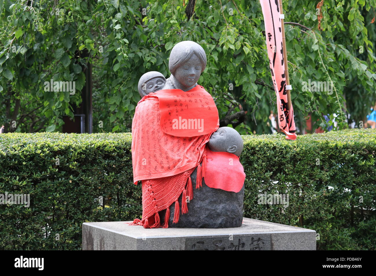 Une statue de Mère et enfants, at Sensoji Temple, Tokyo, Japan Banque D'Images