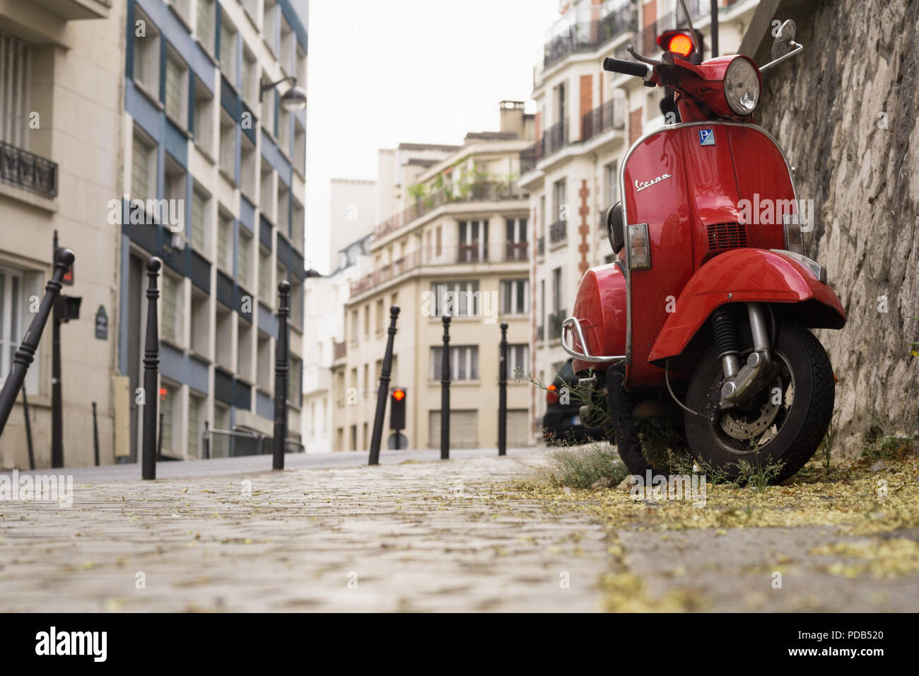 Paris Vespa scooter Vespa rouge garée dans une rue dans le 16ème arrondissement de Paris