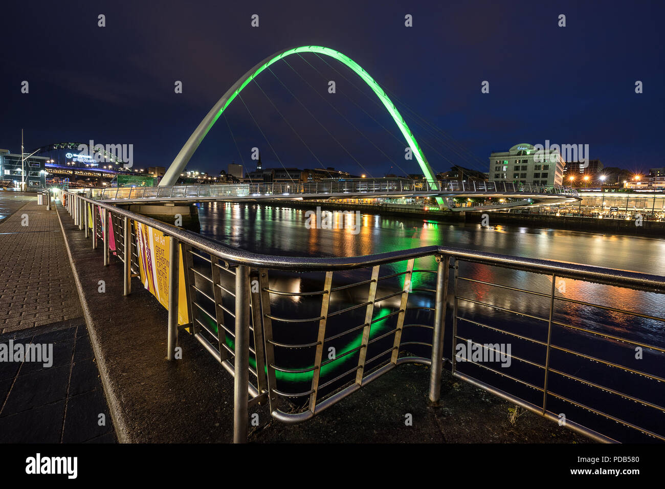 À la recherche de l'autre côté de la rivière Tyne au Gateshead Millennium Bridge et Newcastle Quayside Banque D'Images