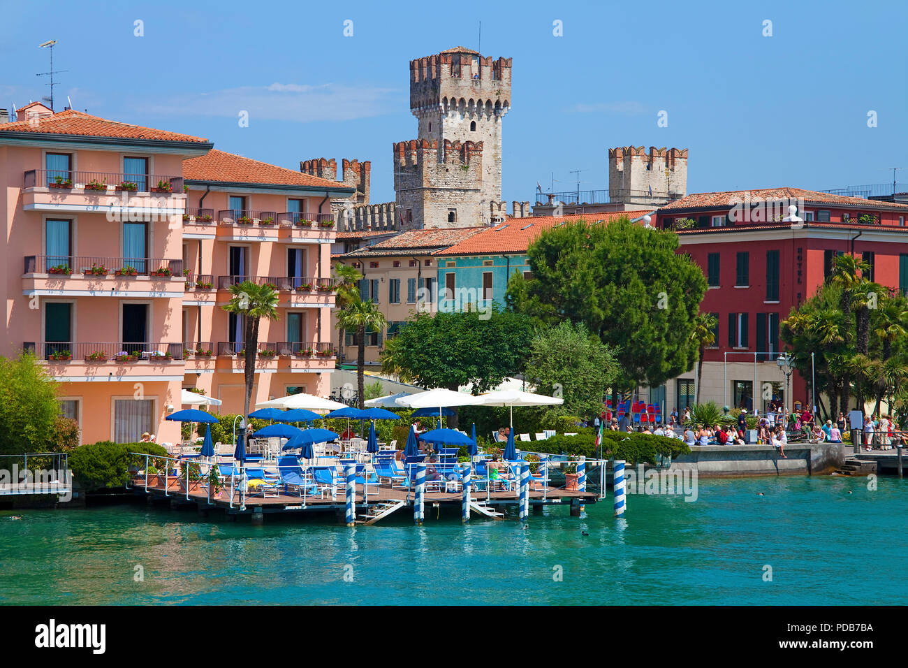 Restaurant sur un quai à Lakeside, Château Scaliger, monument de Sirmione, Lac de Garde, Lombardie, Italie Banque D'Images