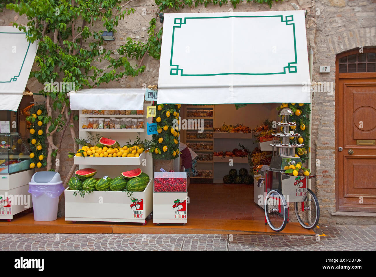 Boutique propose des jus de fruits frais, de citron décoration, Sirmione, Lac de Garde, Lombardie, Italie Banque D'Images