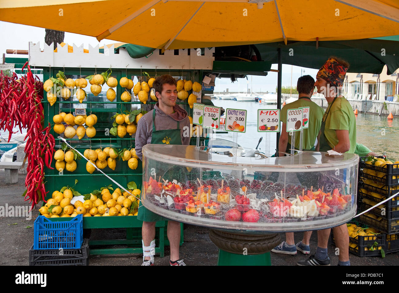 Shop offre des jus de fruits frais, de citron décoration, Sirmione, Lac de Garde, Lombardie, Italie Banque D'Images