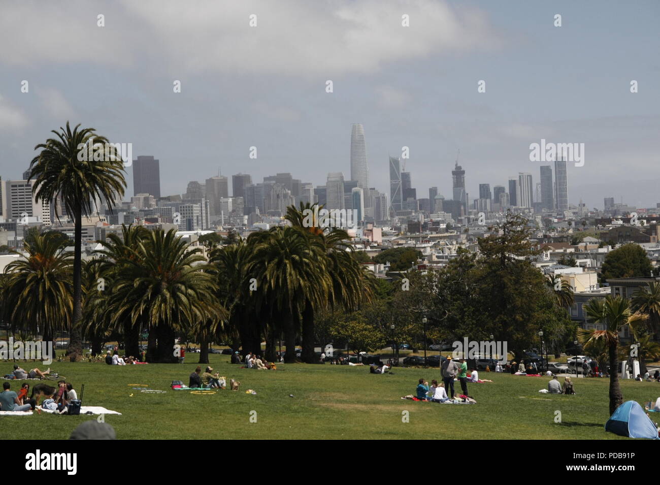 Vue sur la ville de San Francisco depuis Mission Dolores Park, California USA Banque D'Images