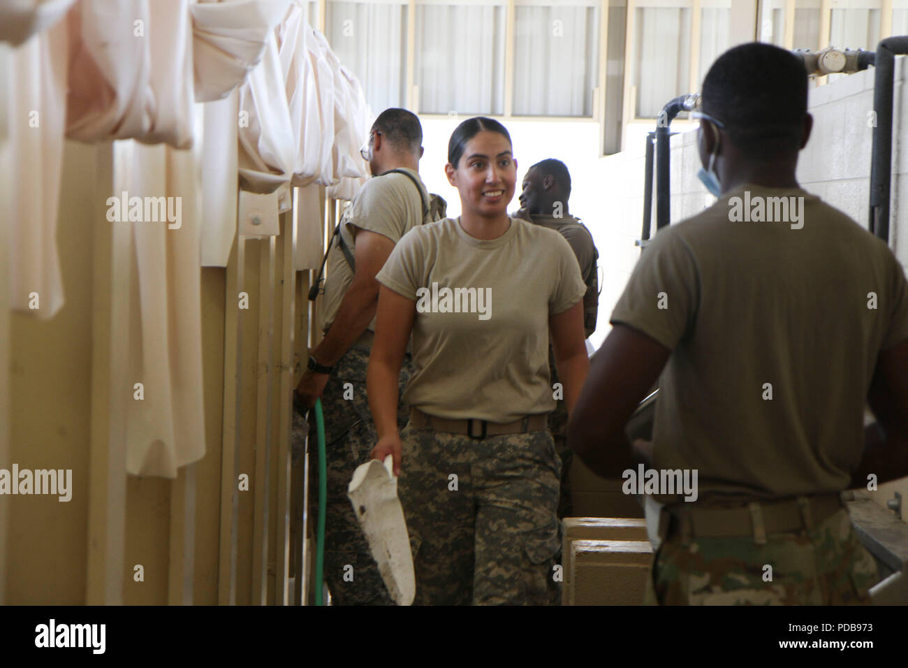 Des spécialistes de la logistique automatisé 252ème Compagnie de quartier-maître, 728th Bataillon de soutien au maintien en puissance de combat, 213e groupe d'appui régional, Washington National Guard désinfecter et restock fournit dans les toilettes au centre national d'entraînement, Fort Irwin, ca le 2 août. La 252ème gère la propreté et de l'efficacité des installations au cours de la 56e Stryker Brigade Combat Team d'instruction au CNT. (US Army National Guard photo par le Sgt. Claire A. Charles) Banque D'Images