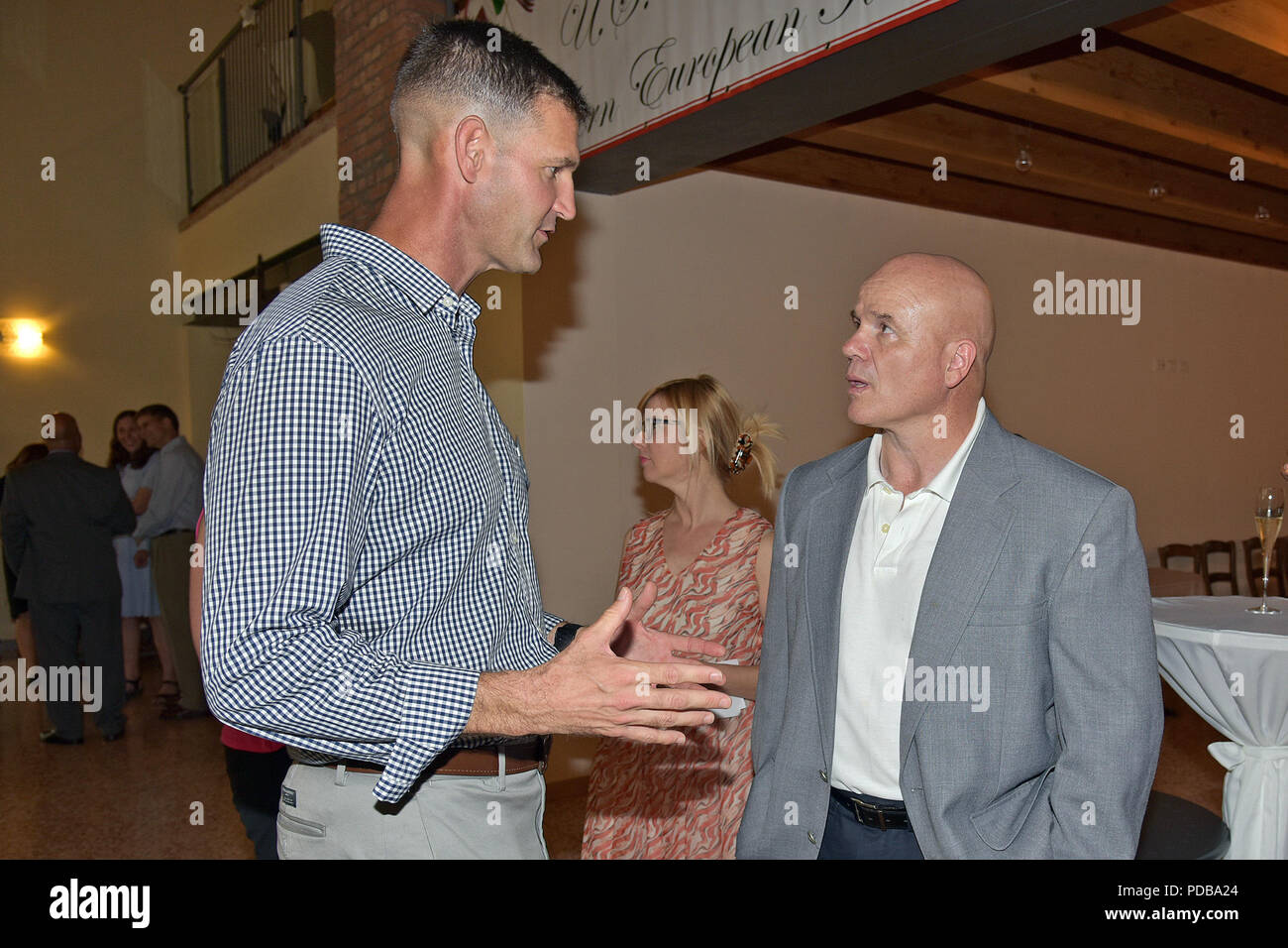 Le colonel de l'armée américaine James B. Bartholomees III (à gauche), commandant de la 173e Brigade aéroportée, des pourparlers avec l'armée américaine, le Général Roger L. Cloutier (droite), commandant de l'armée américaine en Afrique, lors d'une récente des relations communautaires (USARAF COMREL) Événement à Corte di Casale, Vicenza, Italie Le 2 août 2018. (Photo de l'armée américaine Davide Dalla Massara) Banque D'Images