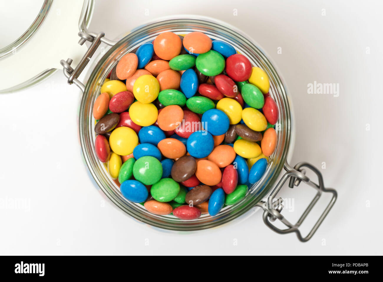Haut clip coloré pot plein de bonbons m&m Photo Stock - Alamy