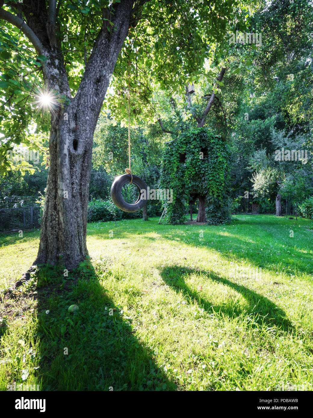 Maison sur arbre dans le jardin de printemps vert Banque D'Images