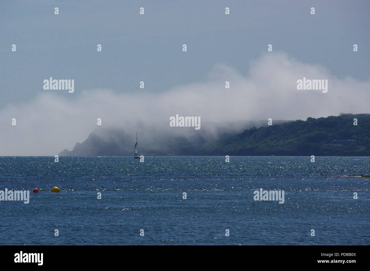 Brouillard marin roulant sur des falaises et le bleu de la mer de la Riviera anglaise, Torquay. Juin, 2018. Banque D'Images