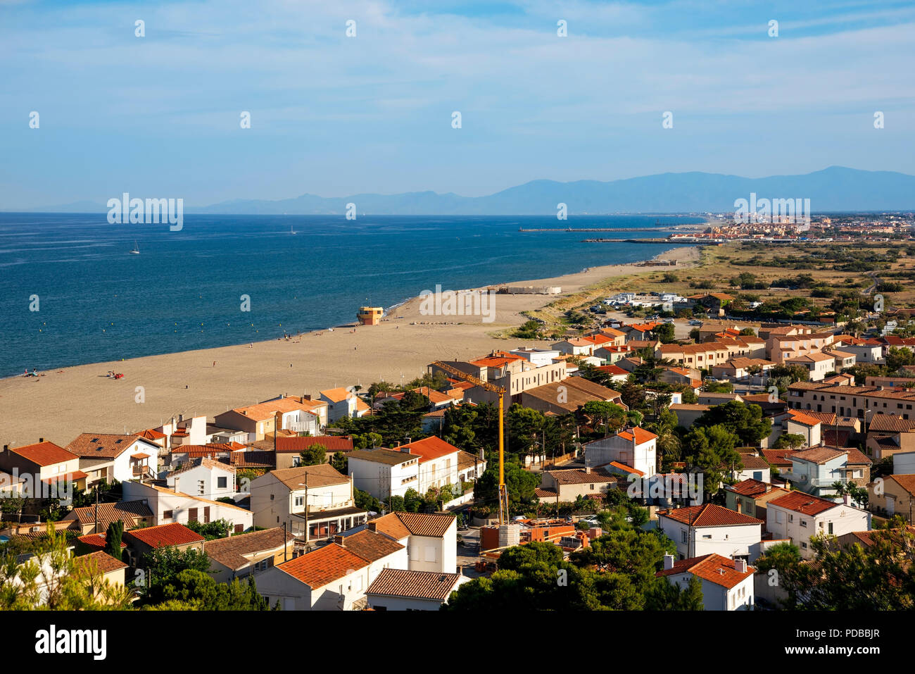 une-vue-a-rienne-du-quartier-de-la-falaise-de-leucate-france-avec