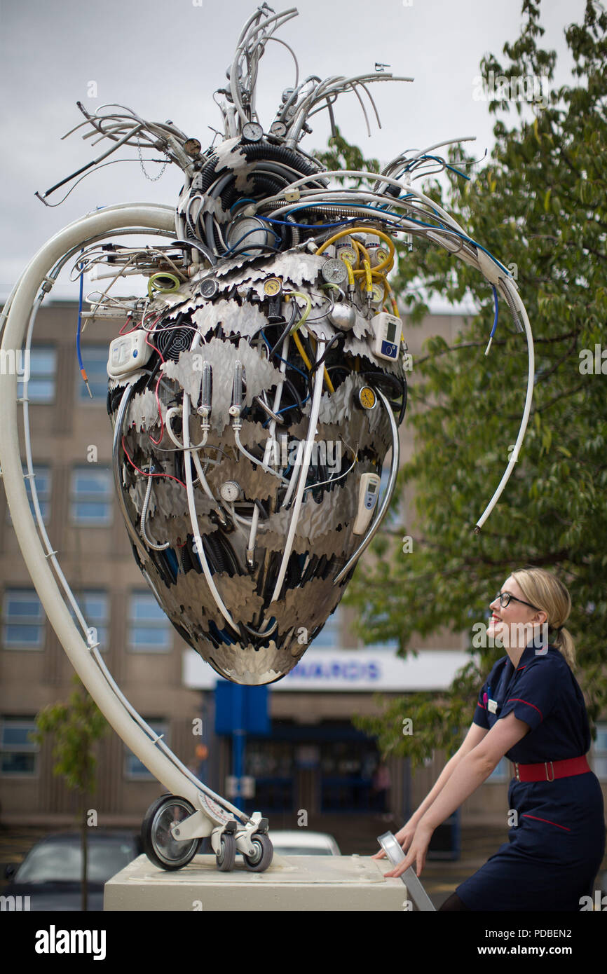 Clare Wesley, ward gestionnaire à l'Hôpital Royal de Shrewsbury avec un cœur  humain sculpture qui célèbre le 70e anniversaire de la NHS fabriqués à  partir de matériel hospitalier obsolètes au Royal Hospital