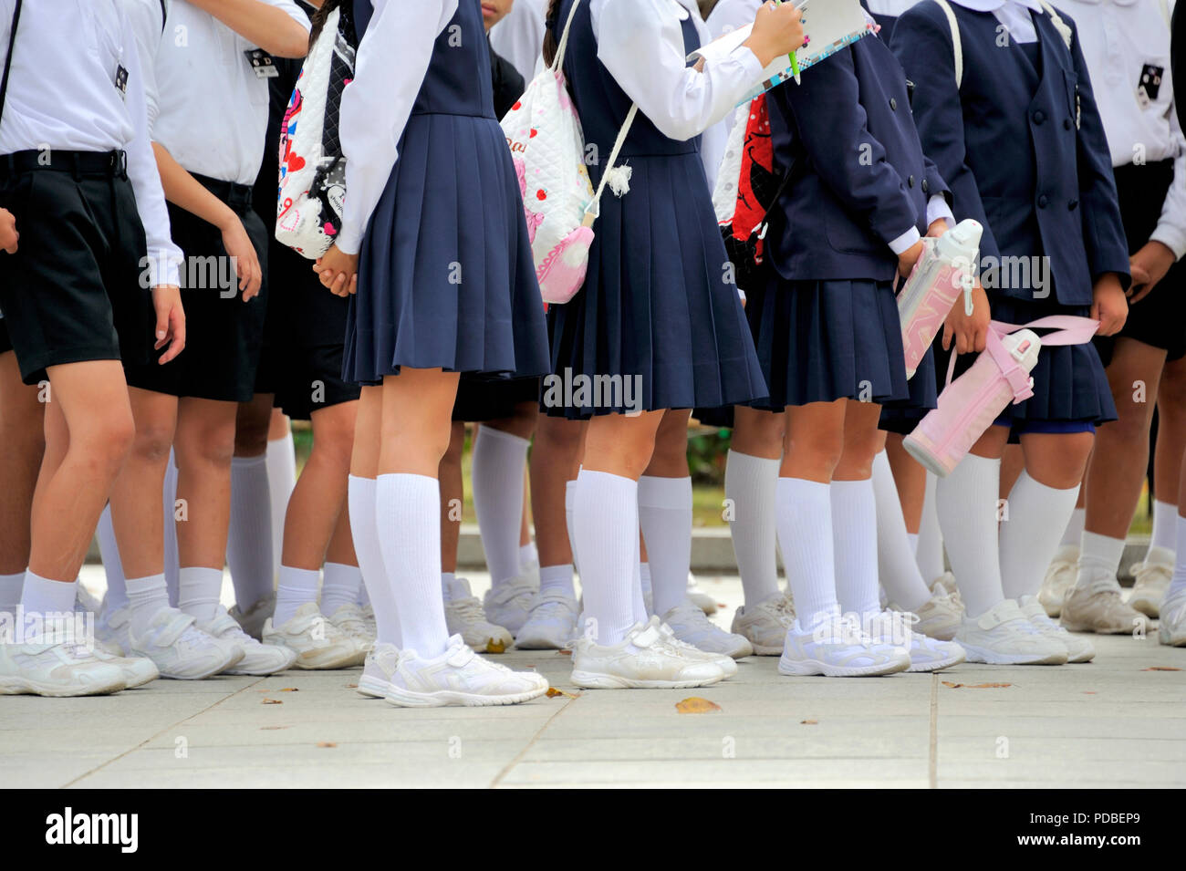 Le JAPON, KYOTO-novembre,06,2014 : écolières japonaise la queue à un parc à thème Banque D'Images