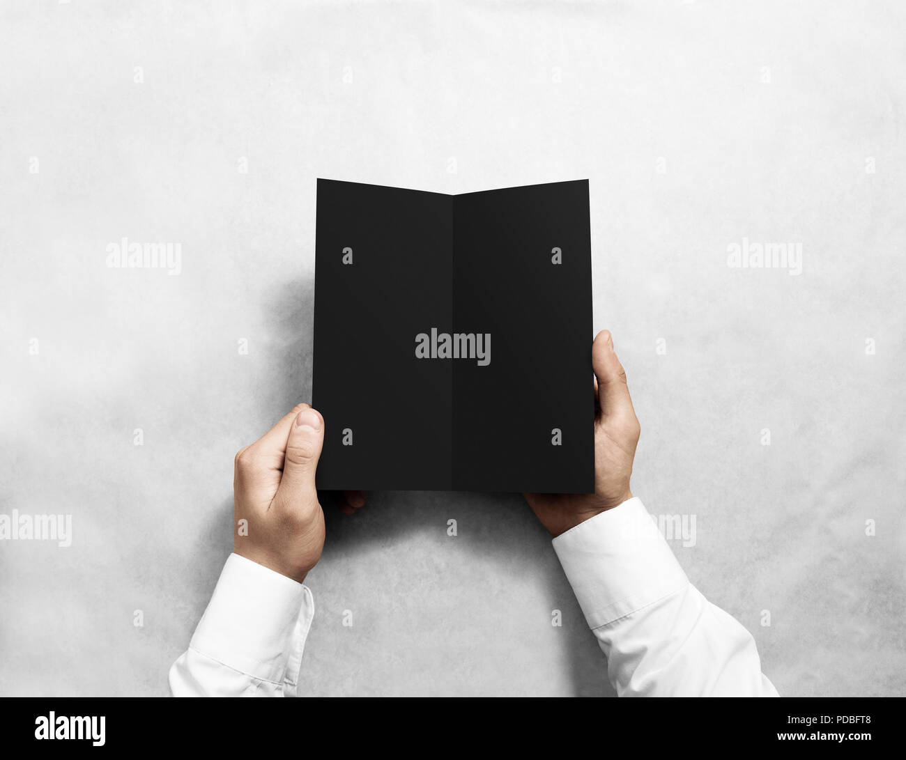 L'ouverture de la main vide noir flyer brochure brochure immersive. Notice de présentation. Maquette brochure tenant la main. Man show papier offset gris. Modèle de conception de brochure. Afficher les feuilles de papier lire la première personne Banque D'Images