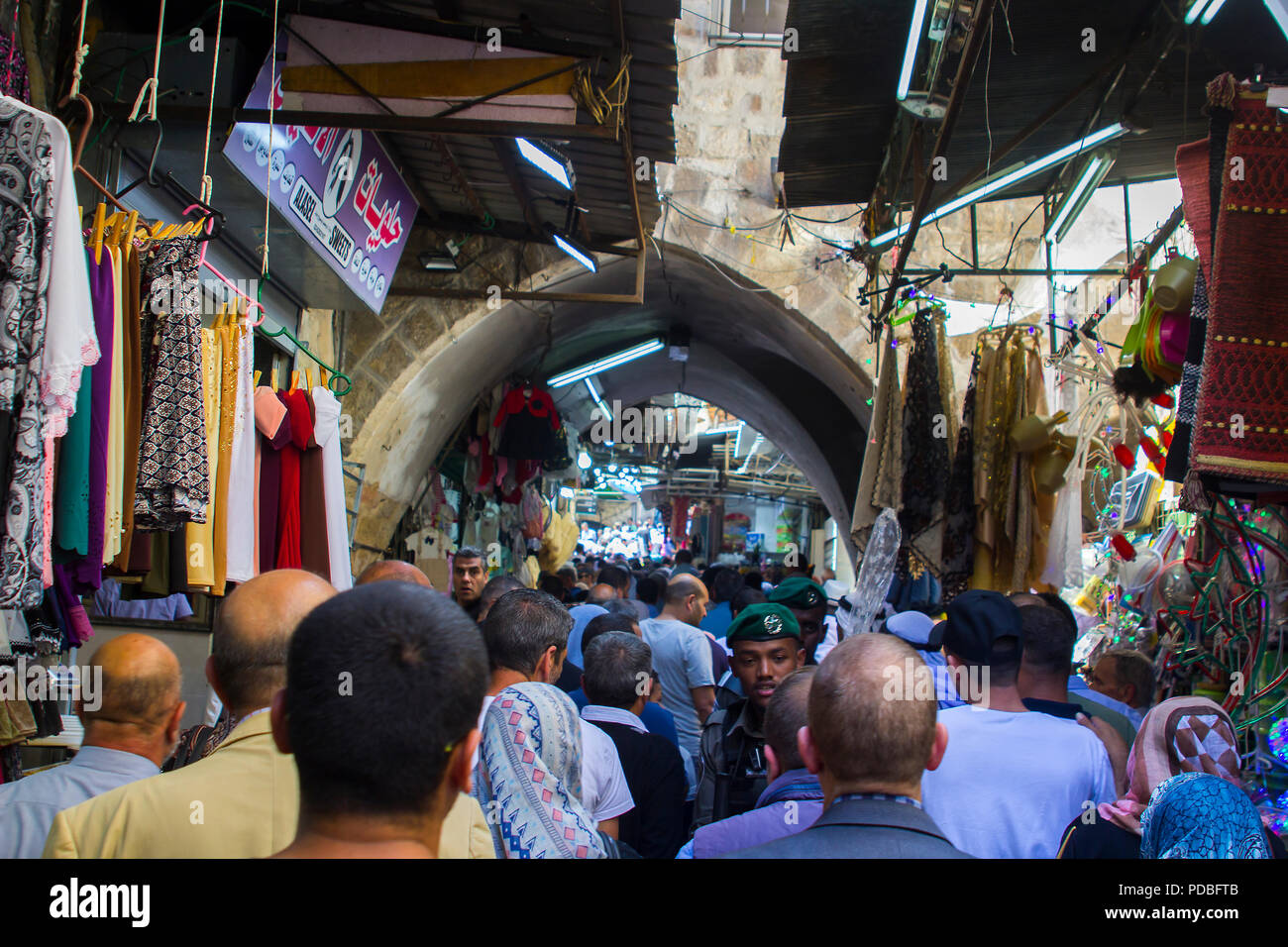 Les jeunes hommes de la police israélienne à l'encontre de la foule comme les nombreux répondre à l'appel à la prière dans la vieille ville de Jérusalem un vendredi après-midi. Banque D'Images