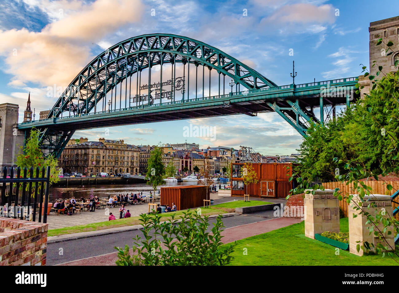 La rivière Brew Co bar dans les conteneurs d'expédition converti sous le pont Tyne Gateshead, Royaume-Uni. Banque D'Images