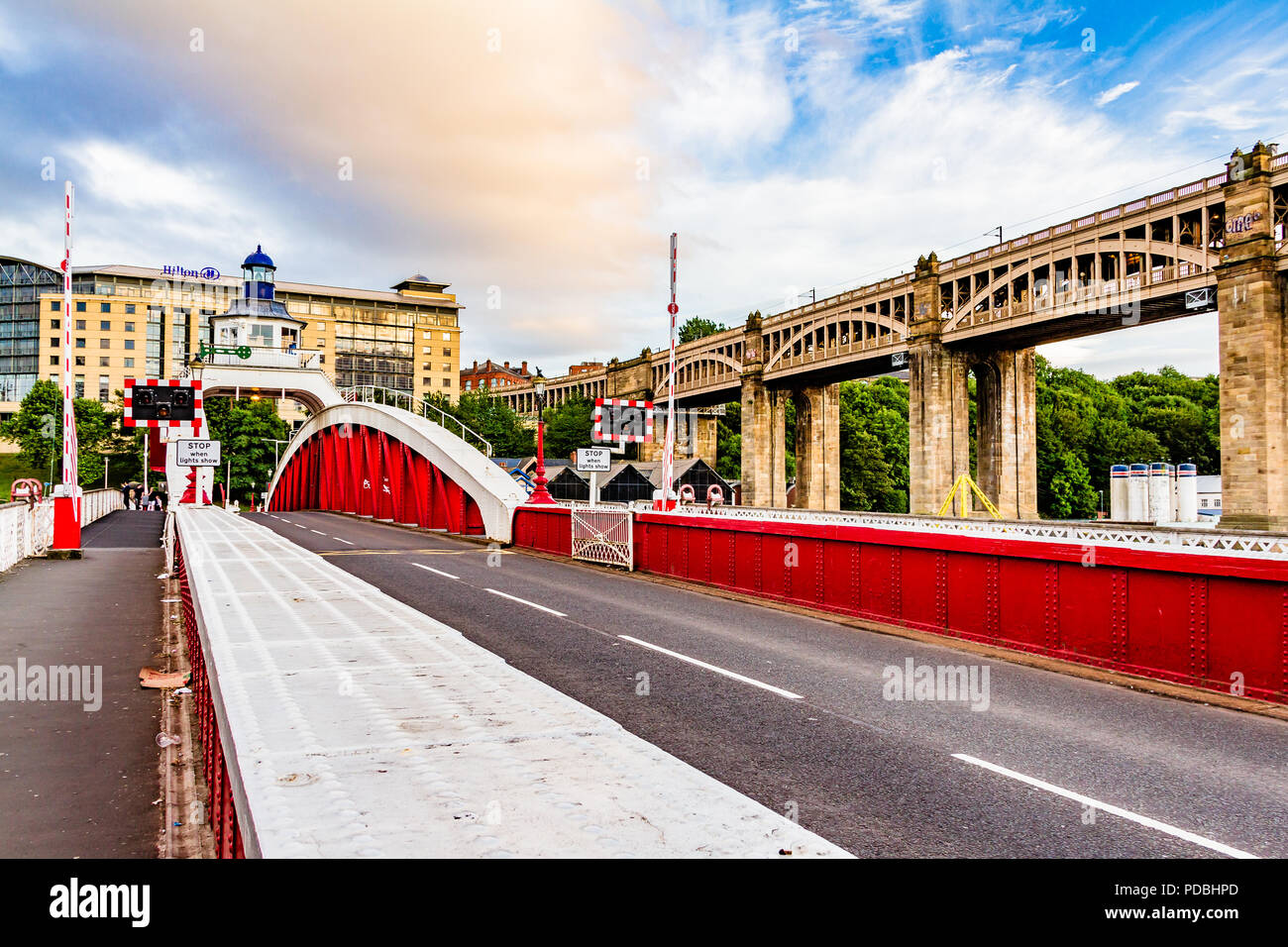 Le pont tournant hydraulique construit par William Armstrong en 1876, l'un des nombreux ponts reliant Newcastle et Gateshead sur la rivière Tyne, Royaume-Uni. Banque D'Images
