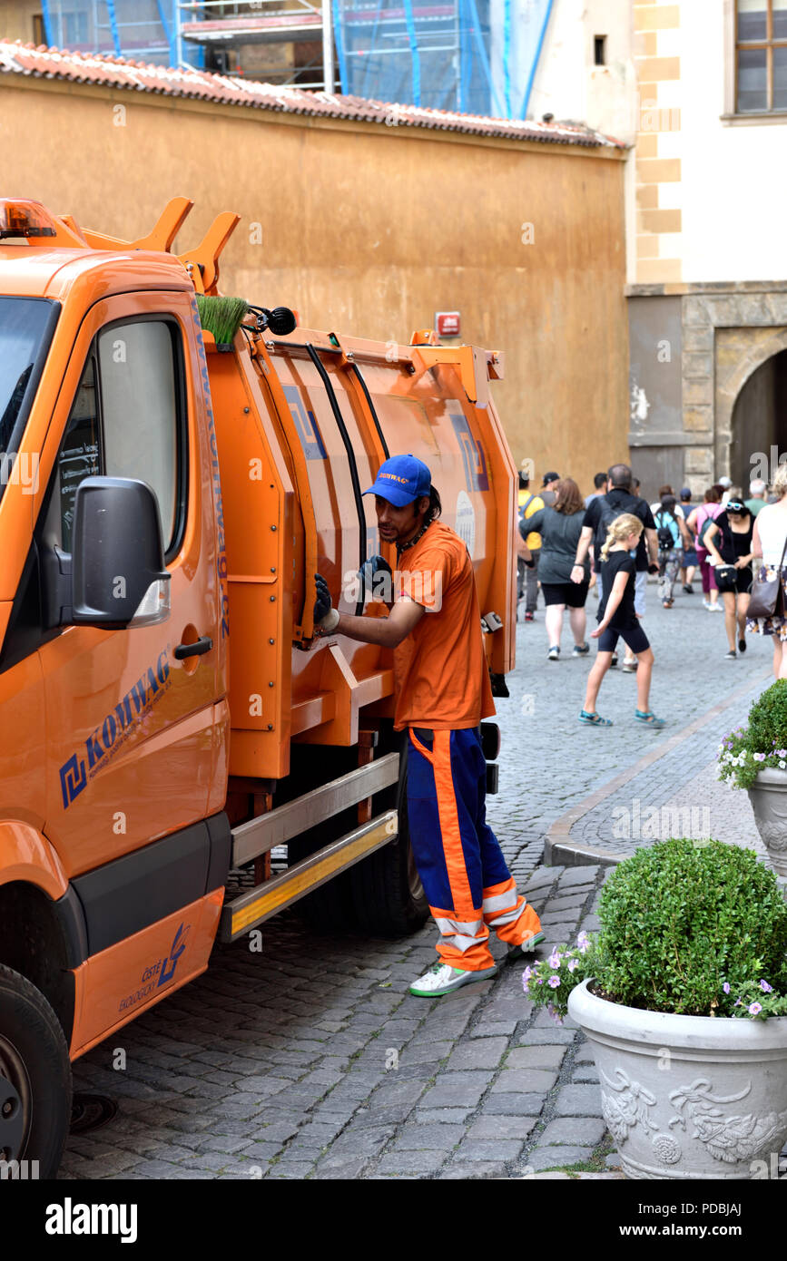 Véhicule de collecte des ordures dans le centre ouvrier avec old town Prague, République Tchèque Banque D'Images
