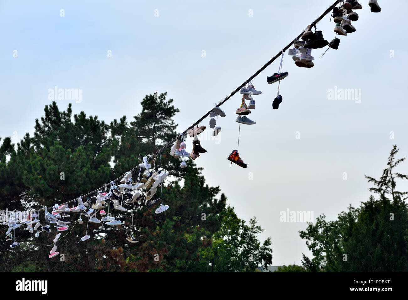 Chaussures et bottes suspendu à un fil suspendu au métronome de Prague,  République Tchèque Photo Stock - Alamy