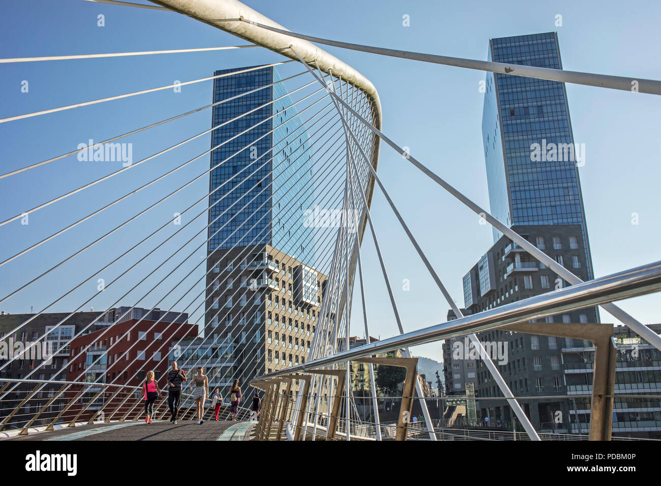 Pont Zubizuri par Santiago Calatrava, et les tours jumelles Isozaki Atea, Bilbao, Biscaye, Pays Basque, Espagne Banque D'Images