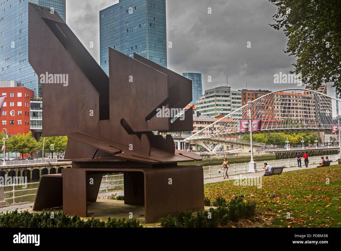 «Ascarón de proa'sculpture par Nestor Basterretxea, dans la région de Paseo del Campo Volatin,pasealekua, et pont Zubizuri par Santiago Calatrava, Bilbao, Espagne Banque D'Images