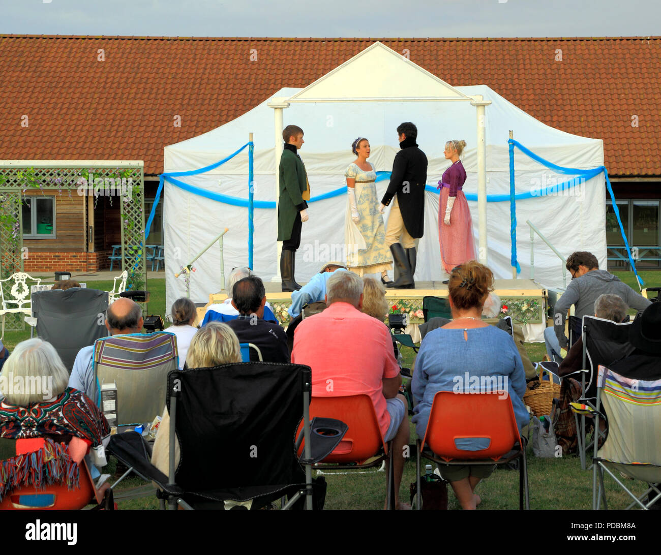 Théâtre en plein air, les déchirements Productions, Orgueil et préjugés, l'auditoire, extérieur, stage,Thornham, Norfolk, UK Banque D'Images