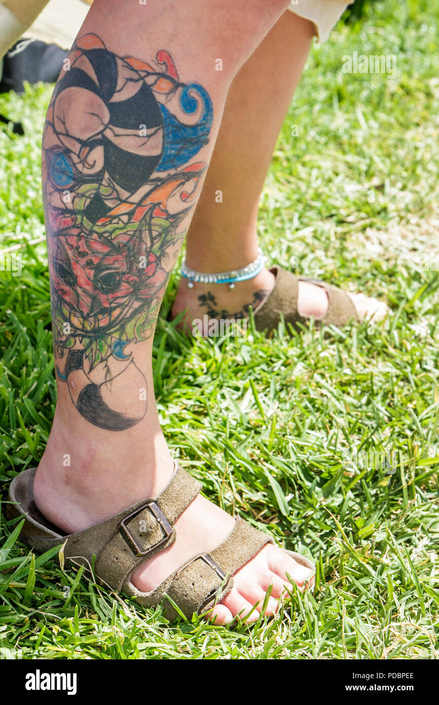 Miami Beach Florida, tatouage coloré, jambe de femme, sandales, les visiteurs voyage touristique touristique touristique repère culture culturelle, vacances gr Banque D'Images