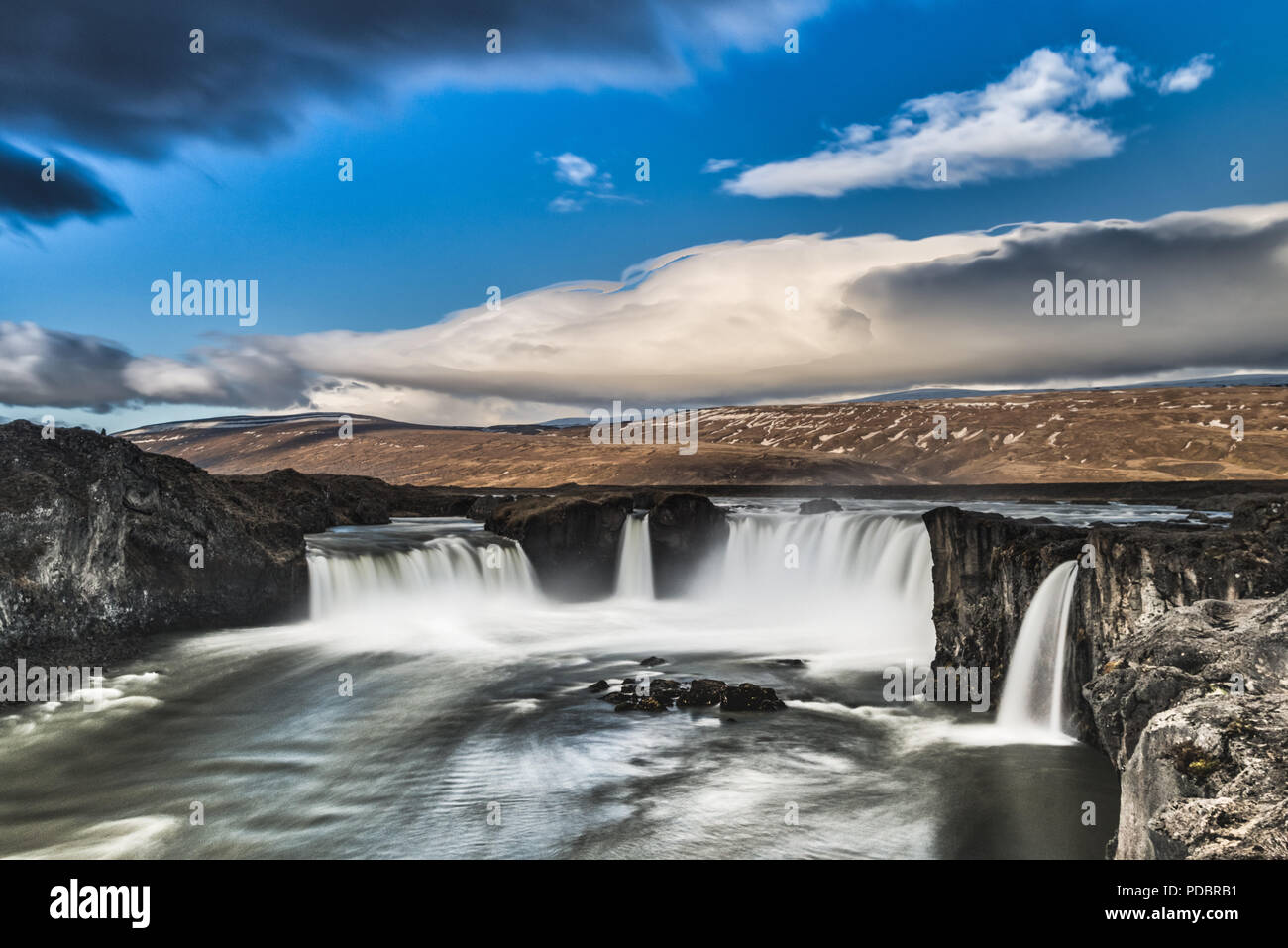 °GoÃ afoss cascade en Islande avec un beau ciel bleu et nuages blancs moelleux Banque D'Images