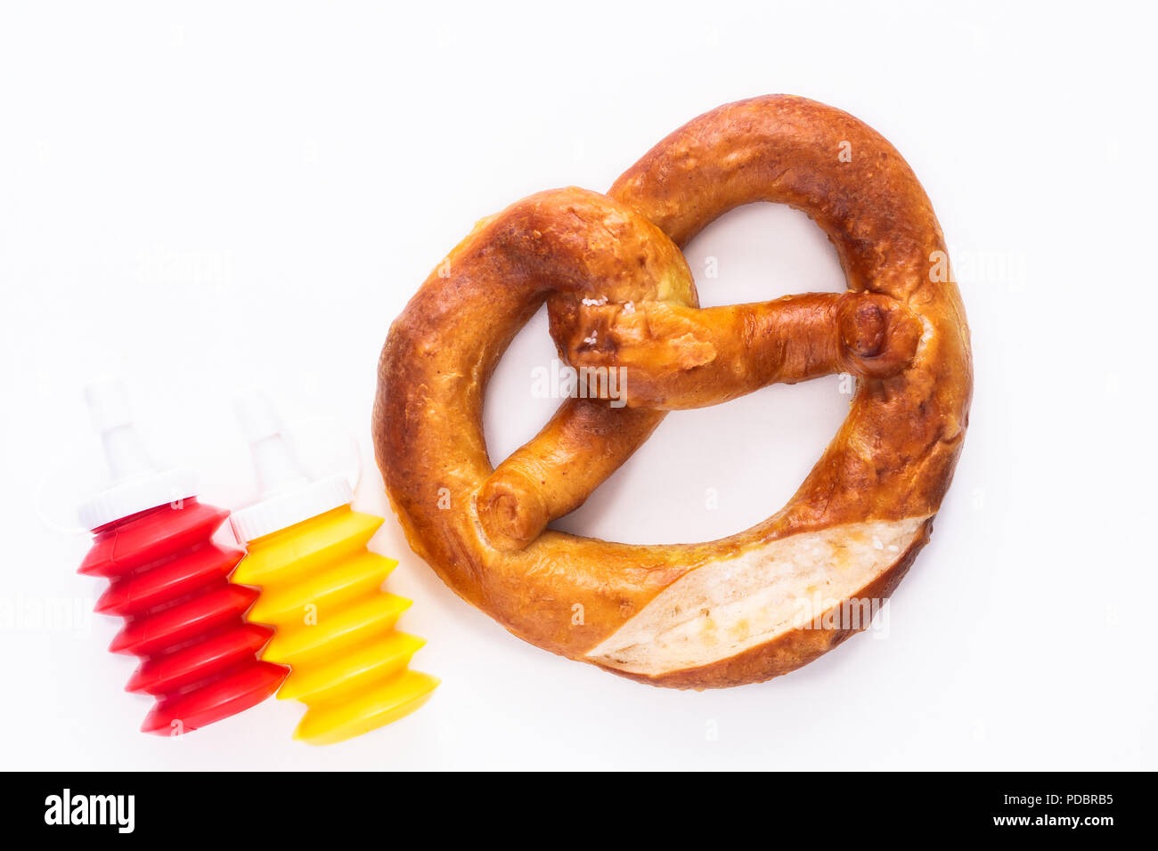Nœud tordu des bretzels sel doux sur fond blanc Banque D'Images Nœud tordu des bretzels sel doux sur fond blanc Banque D'Images