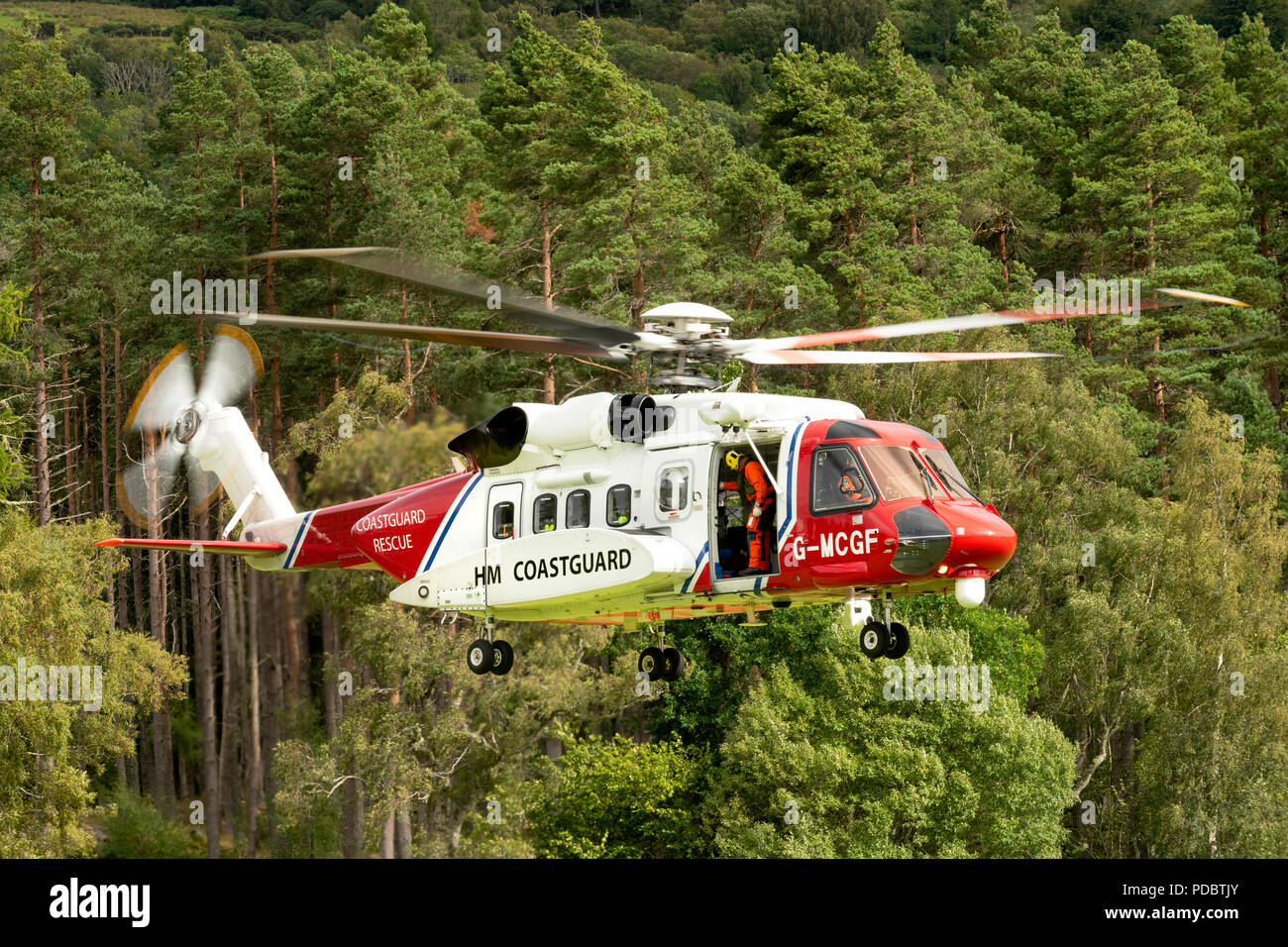 HM Hélicoptère des garde-côtes a photographié à l'ouest de Inverness. Sikorsky S-92-G inscription MCGF. Banque D'Images