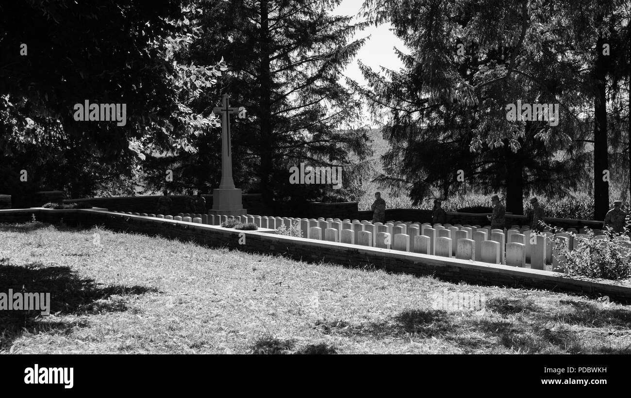 Cimetière ravin Banque d'images noir et blanc - Alamy