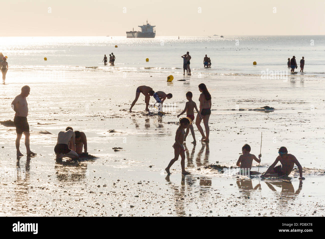 Silhouettes De Vacanciers Dans Le Soleil De Lété Sur La