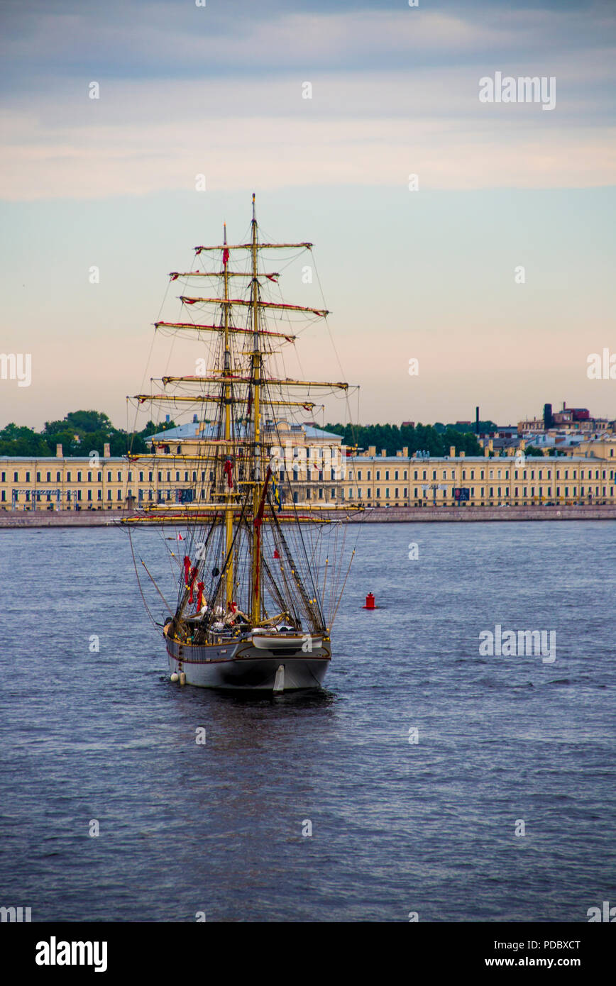 Navire sur Neva à St Petersburg Banque D'Images