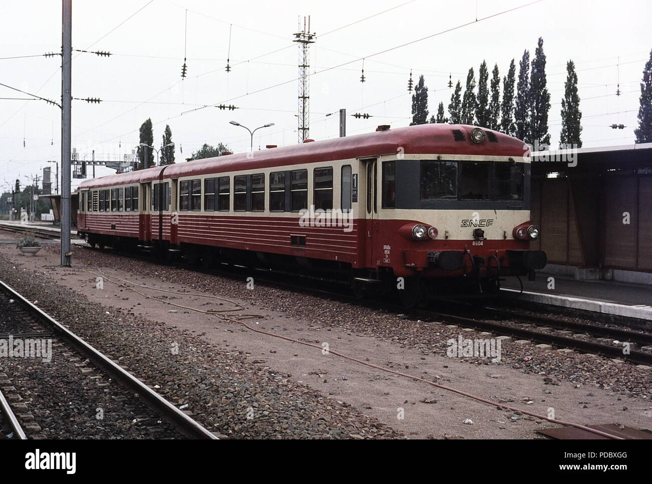 AJAXNETPHOTO. CAMBRAI, France - TRAINS DE BANLIEUE VOITURE MICHELIN - DEUX LOCAUX D'ATTENTE À LA STATION DE TRAIN. PHOTO:JONATHAN EASTLAND/AJAX REF:960389 Banque D'Images