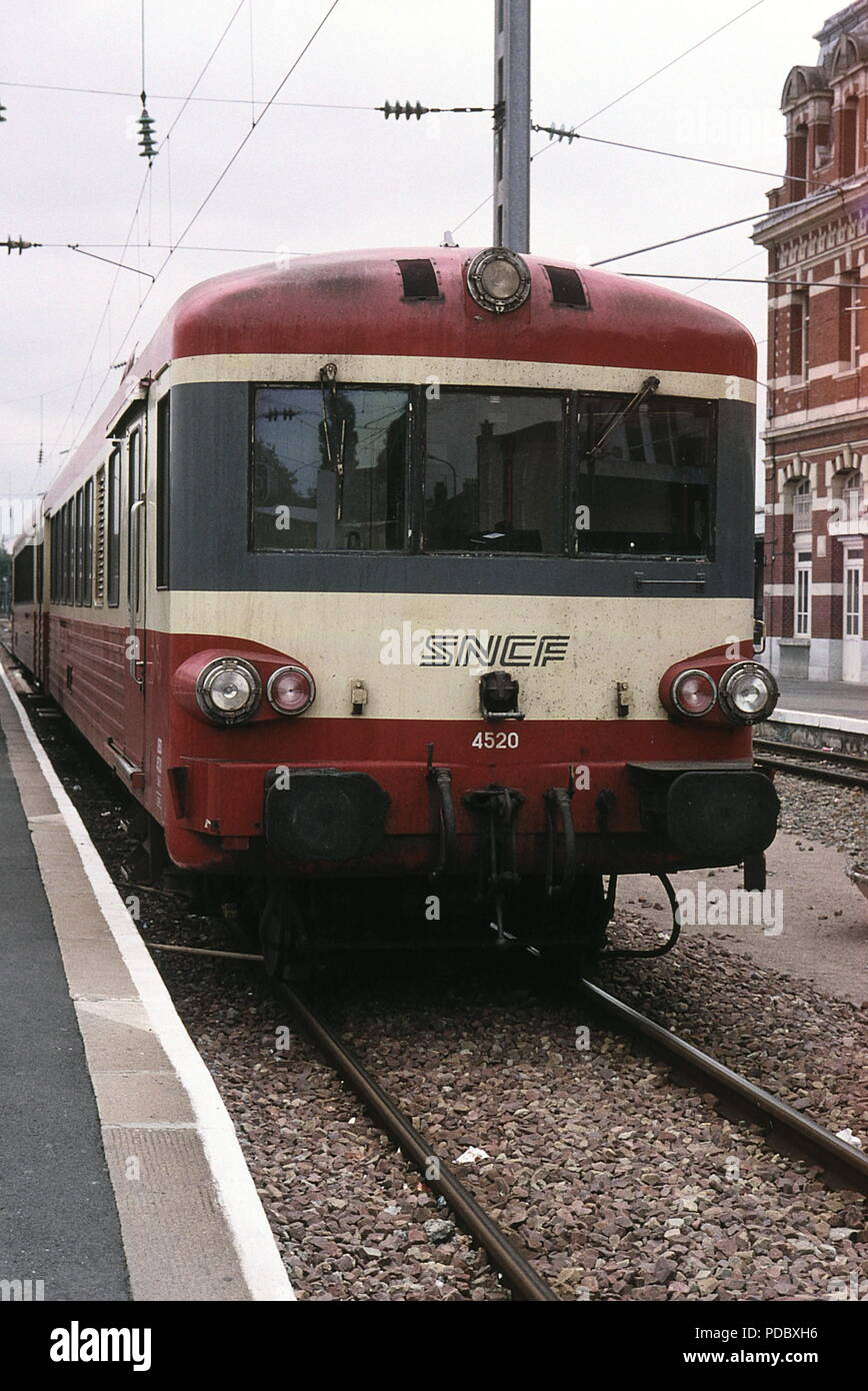 AJAXNETPHOTO. CAMBRAI, France - TRAINS DE BANLIEUE VOITURE MICHELIN - DEUX LOCAUX D'ATTENTE À LA STATION DE TRAIN. PHOTO:JONATHAN EASTLAND/AJAX REF:960391 Banque D'Images