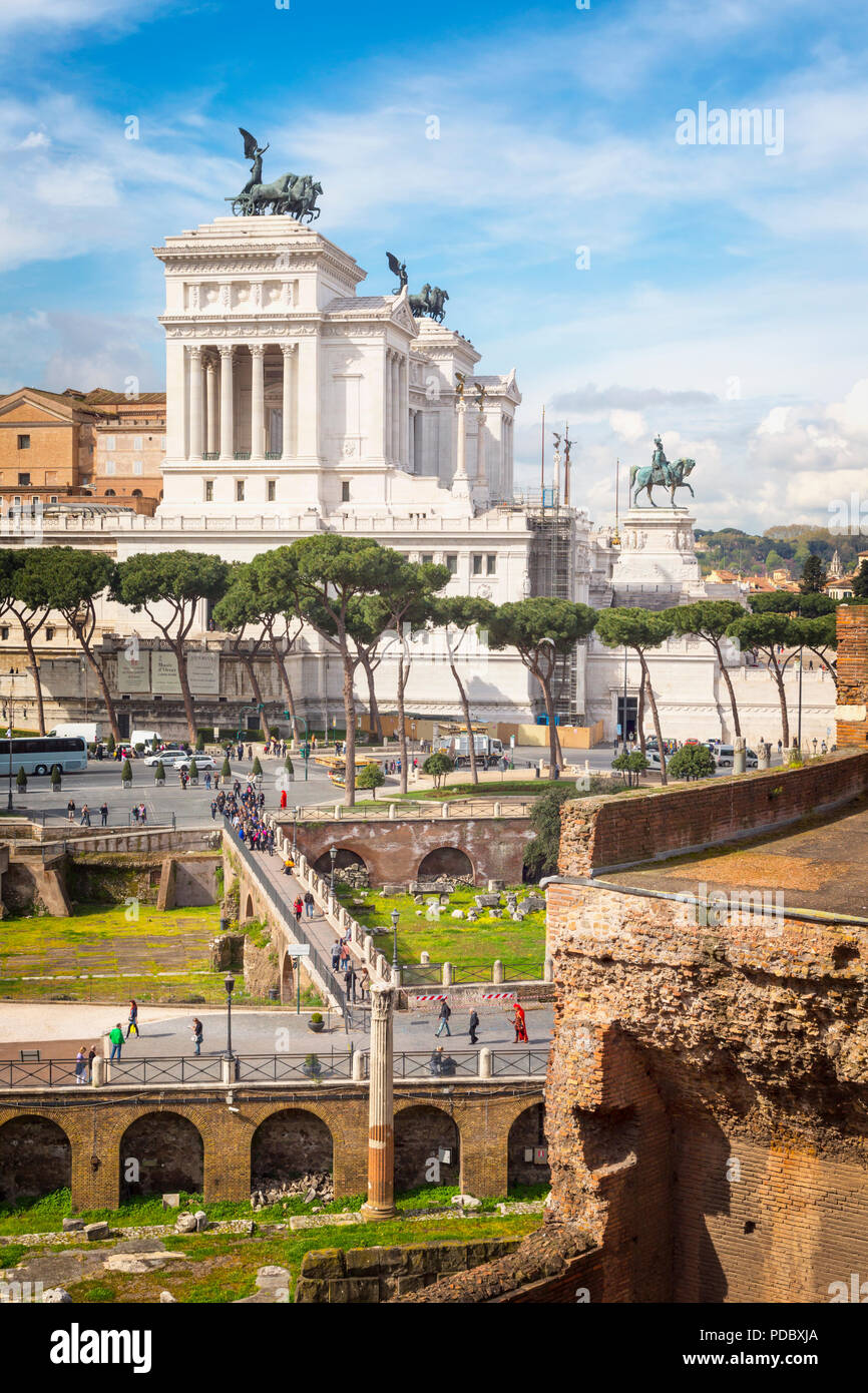 Rome, Italie. Monument de Vittorio Emanuele II, aussi connu sous le Vittoriano, vu de Forum de Trajan. Le centre historique de Rome est une organisation mondiale de l'UNESCO Banque D'Images