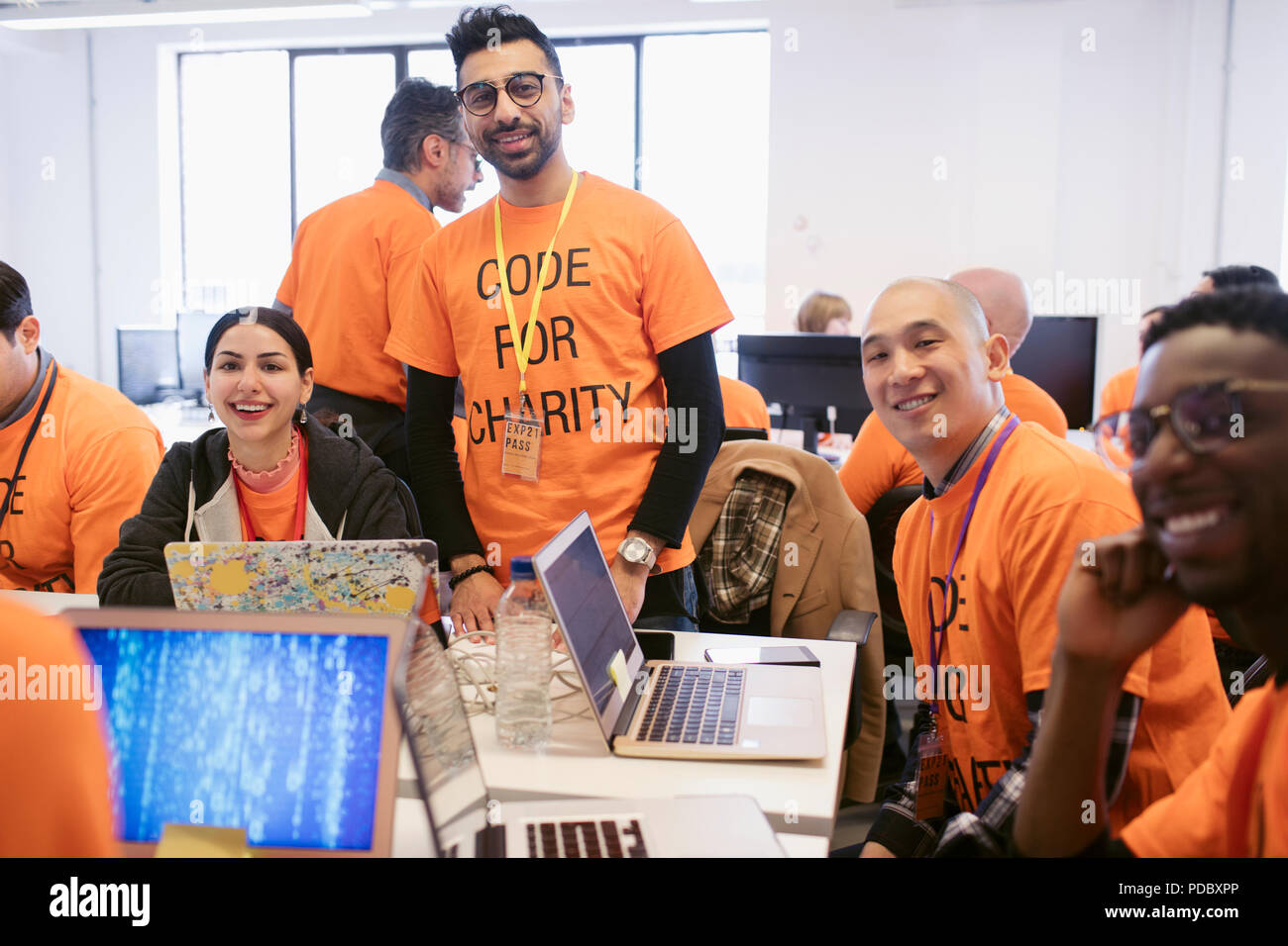 Portrait confiant les pirates codant pour la charité à l'hackathon Banque D'Images