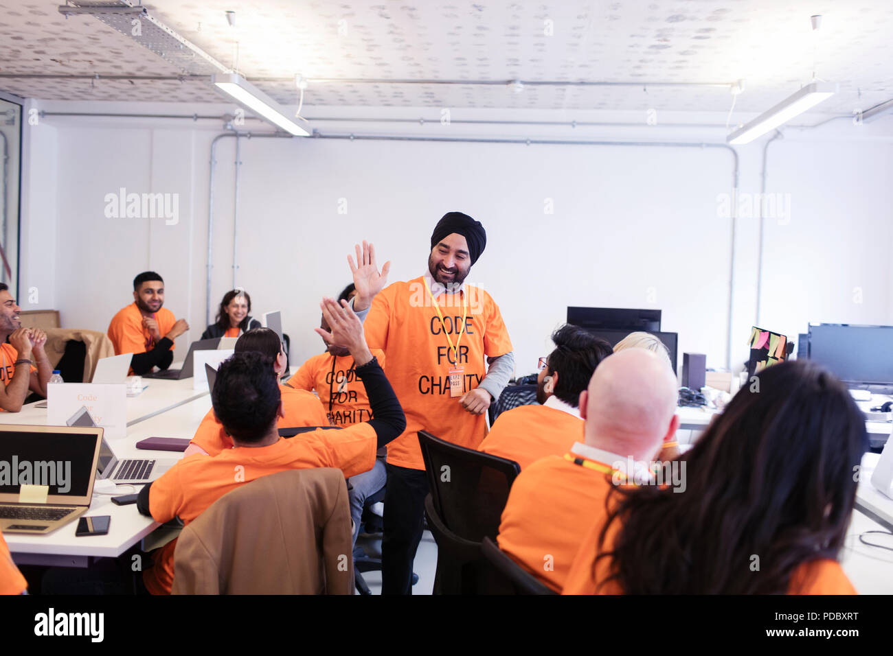 Célébrer les pirates, et on subit donc un codage pour la charité à l'hackathon Banque D'Images