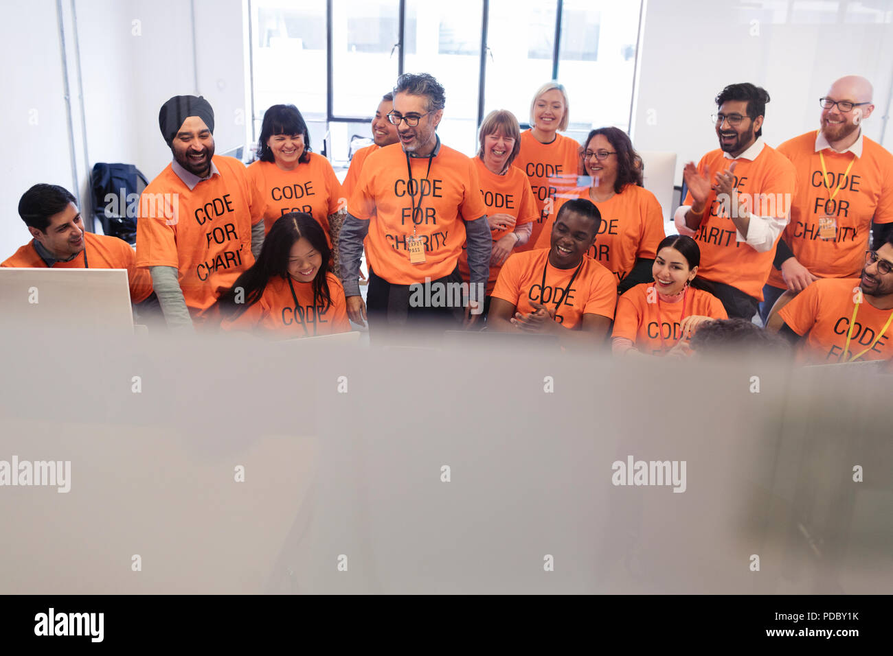 Les pirates codant pour la charité à l'hackathon Banque D'Images